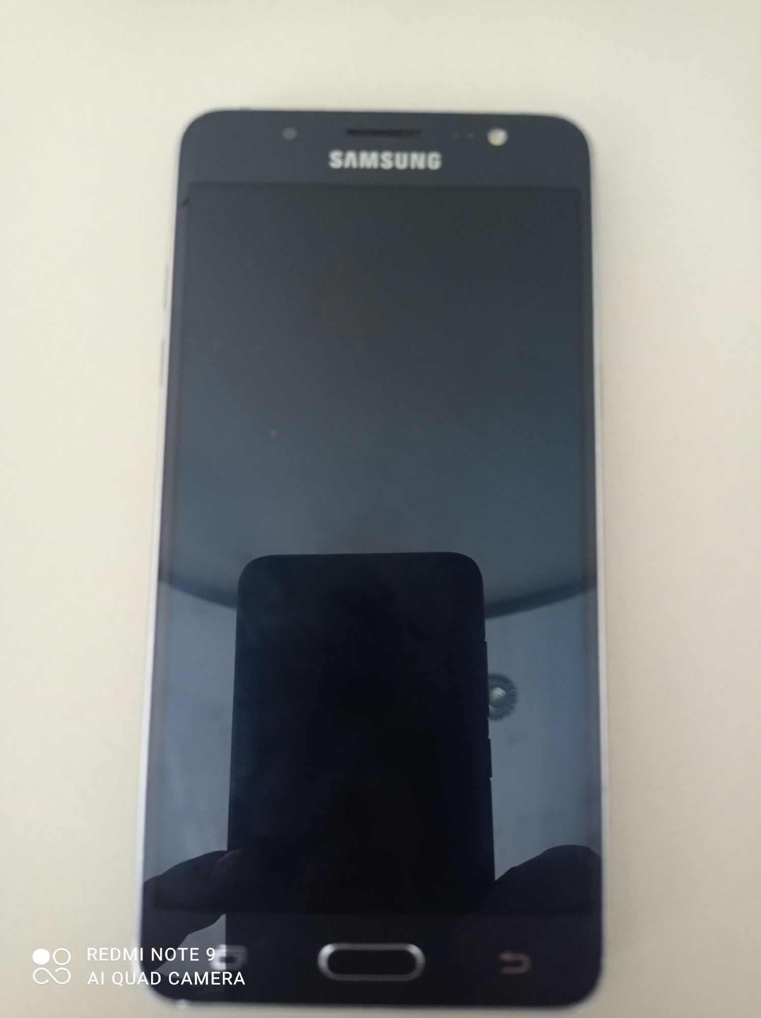 Продам Самсунг Galaxy J5
