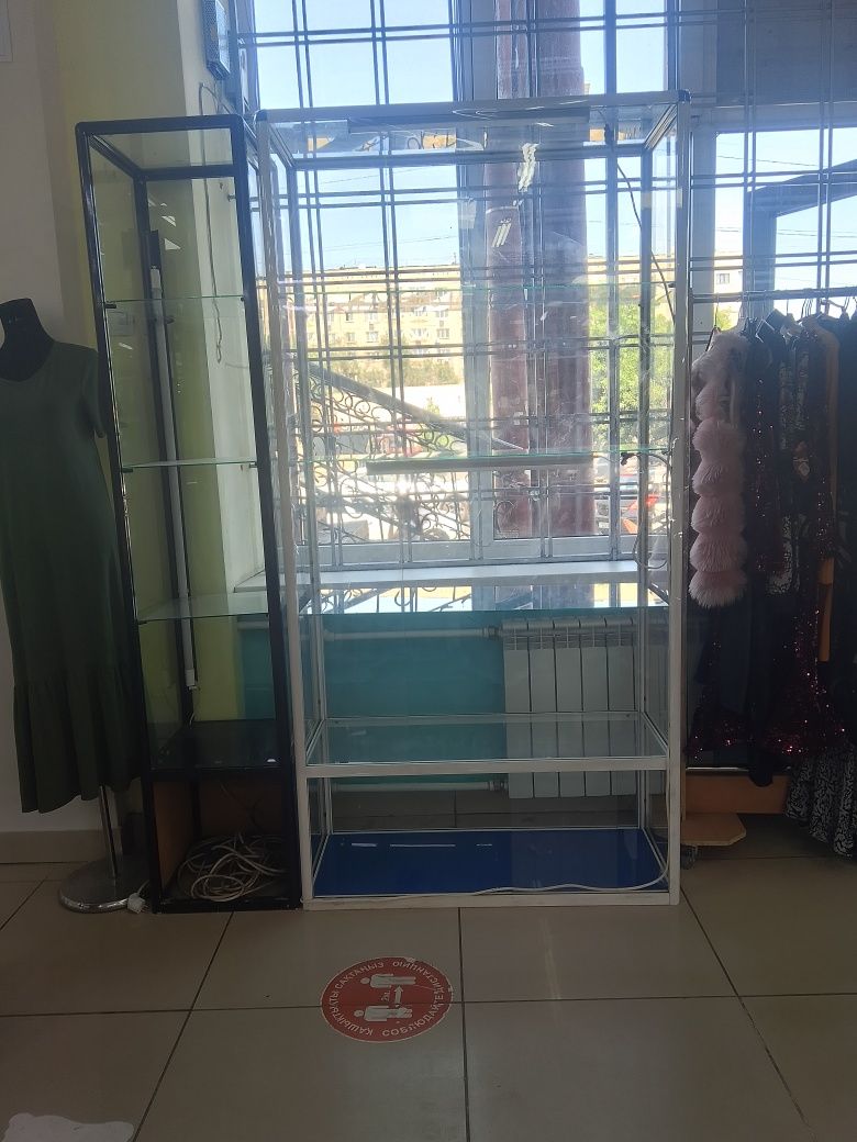 Продам витрину стеклянную
