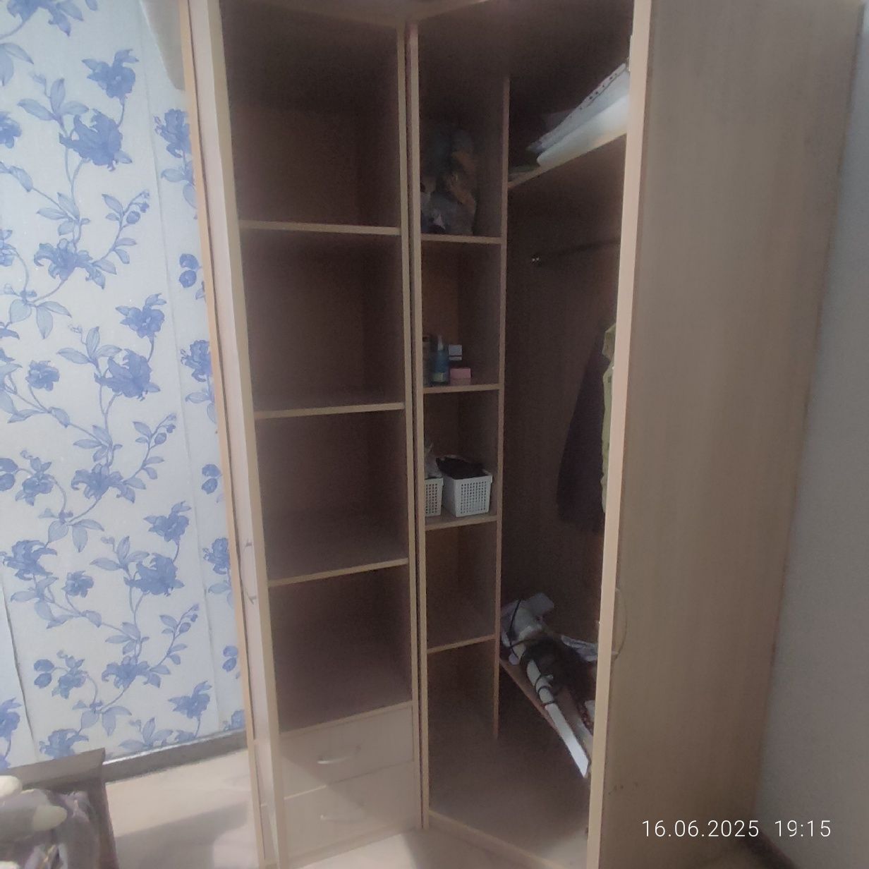 Продам шкаф и стол