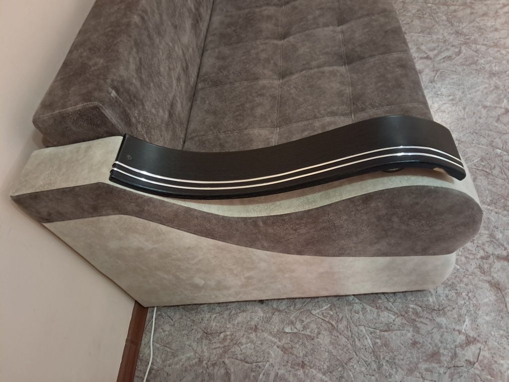 Диван раздвижной с ящиками продам.