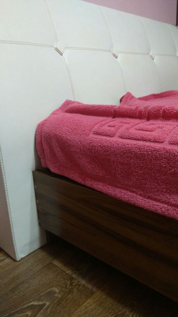 Продам двухспальную кровать и туалетный столик + зеркало