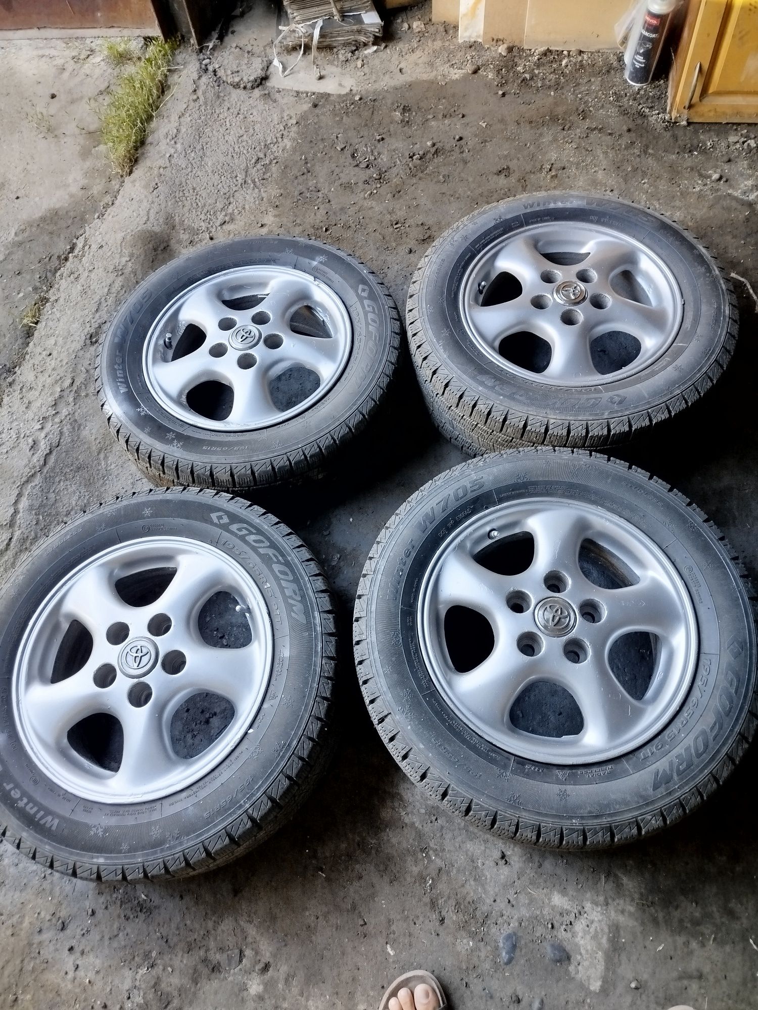 Продам диски с резиной . Зимние 15р 195. 65