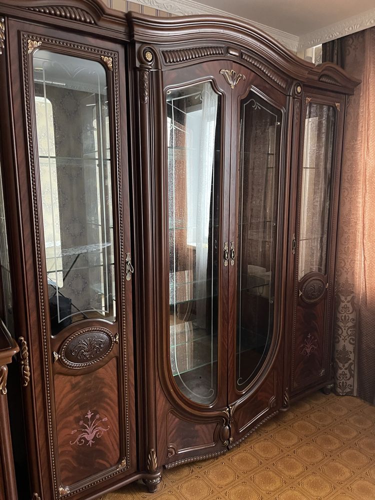 Продам сервант в гостиную