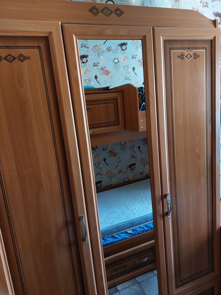 Двухъярусная кровать с полками и шкаф