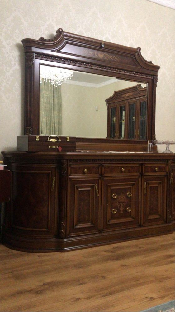 Шести дверный гостиный шкаф, комод с зеркалом