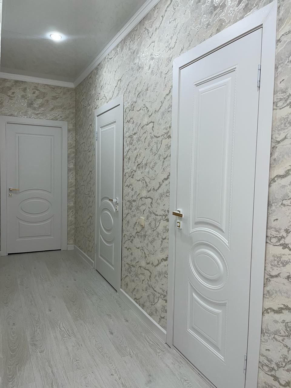 Продам 3-х комнатный квартира.94-кв первый этаж и авто порока.