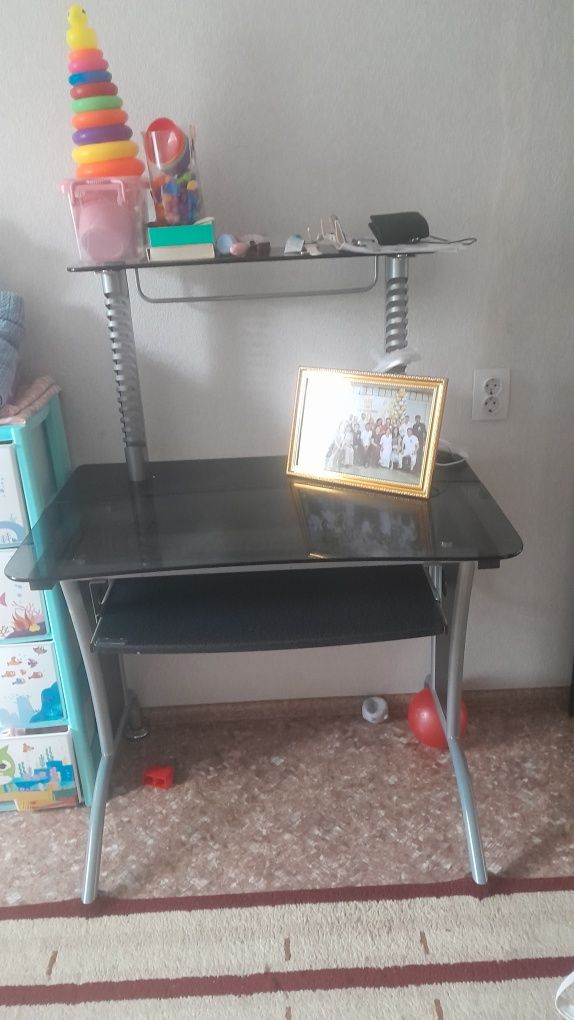 Продам компьютерный стол