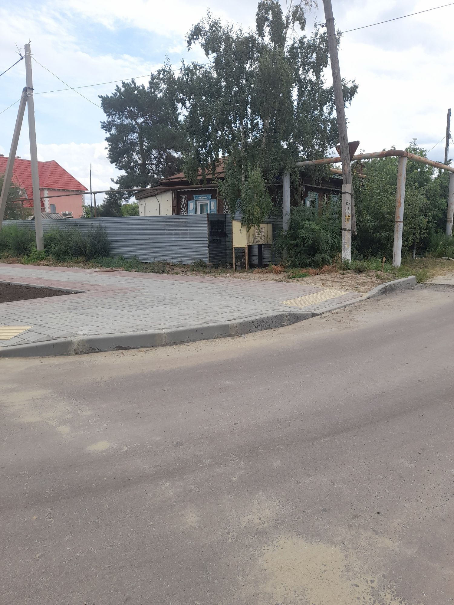 Продам в центре города угловой дом под строительство.