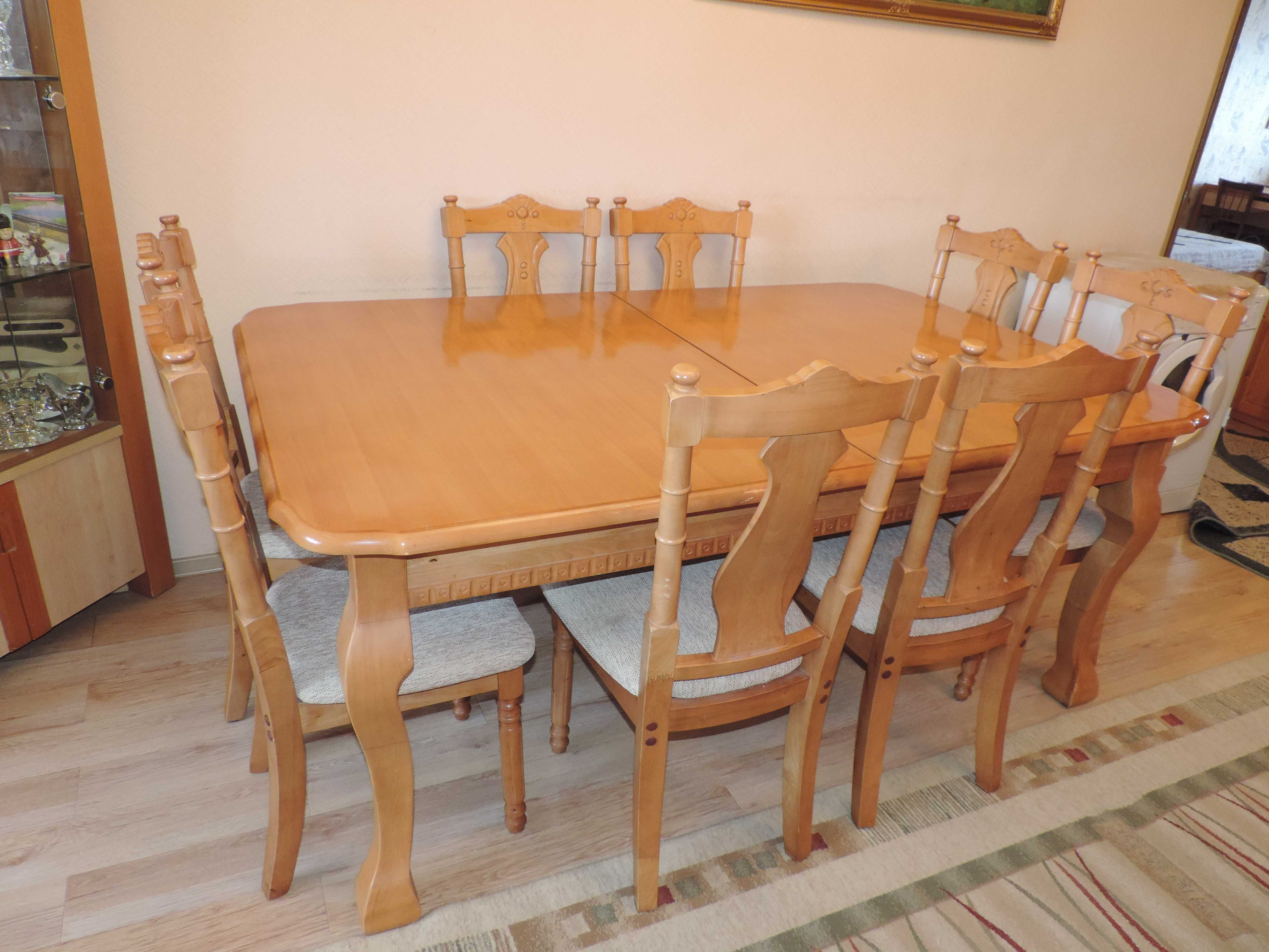 Продам большой раздвижной обеденный стол со стульями 8шт. Торг.