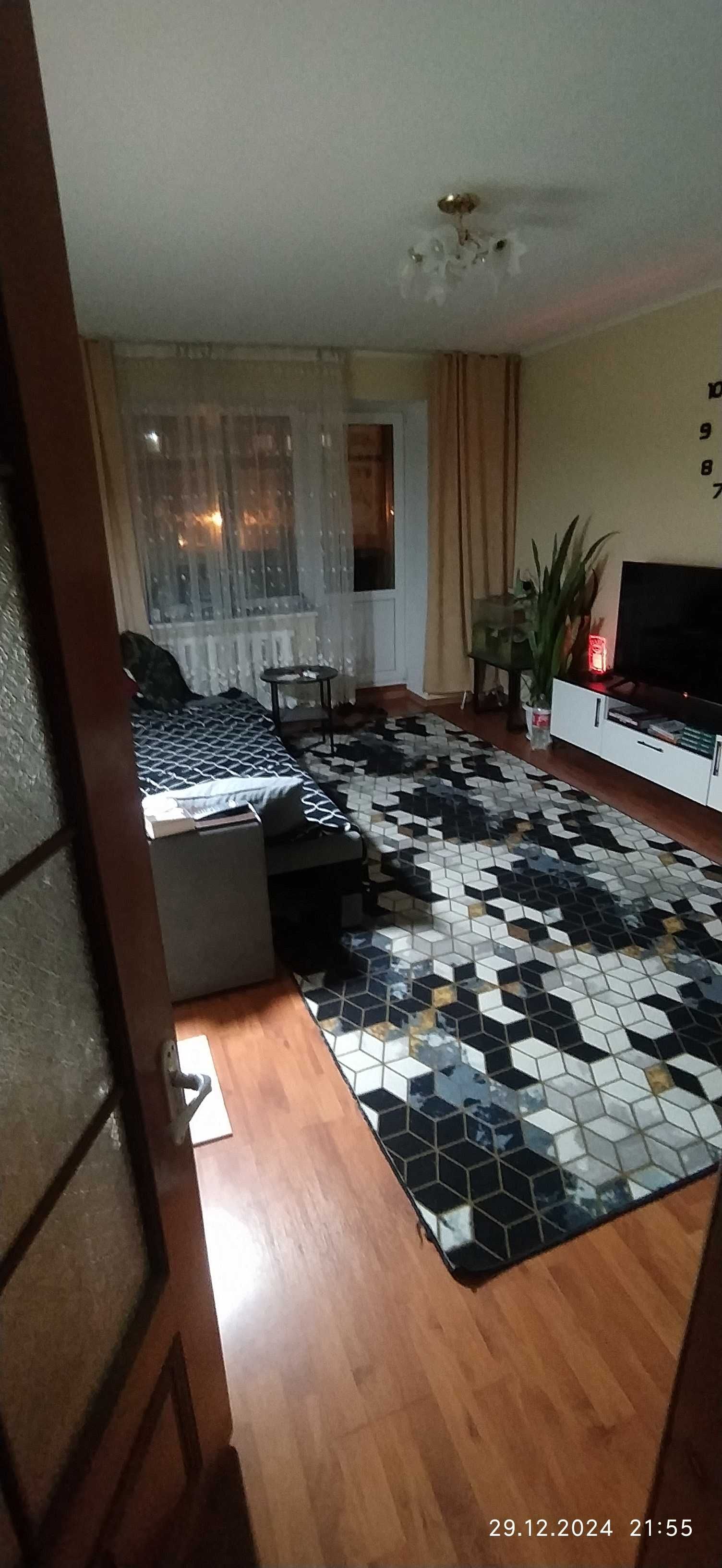 В связи с разъездом продам 3-х комнатную квартиру.