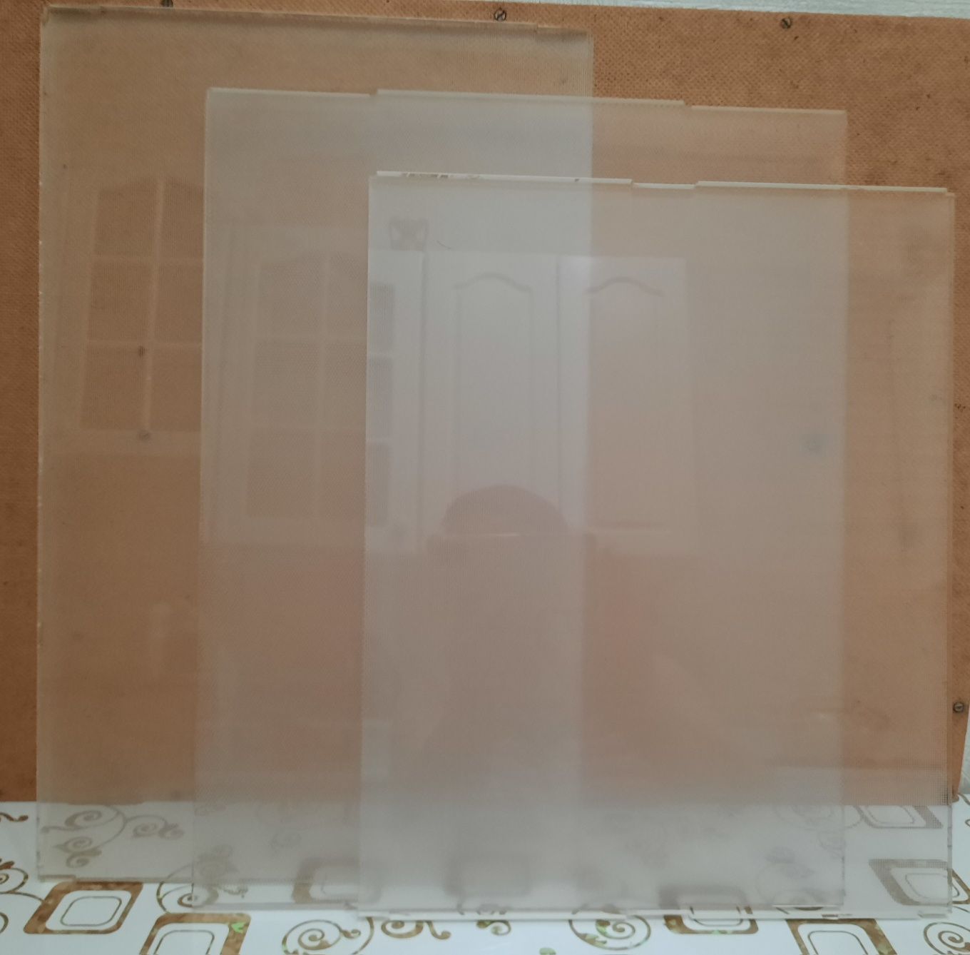 Есть  листовой плекс размером 28×35×5 и 26×41×5 и других размеров
