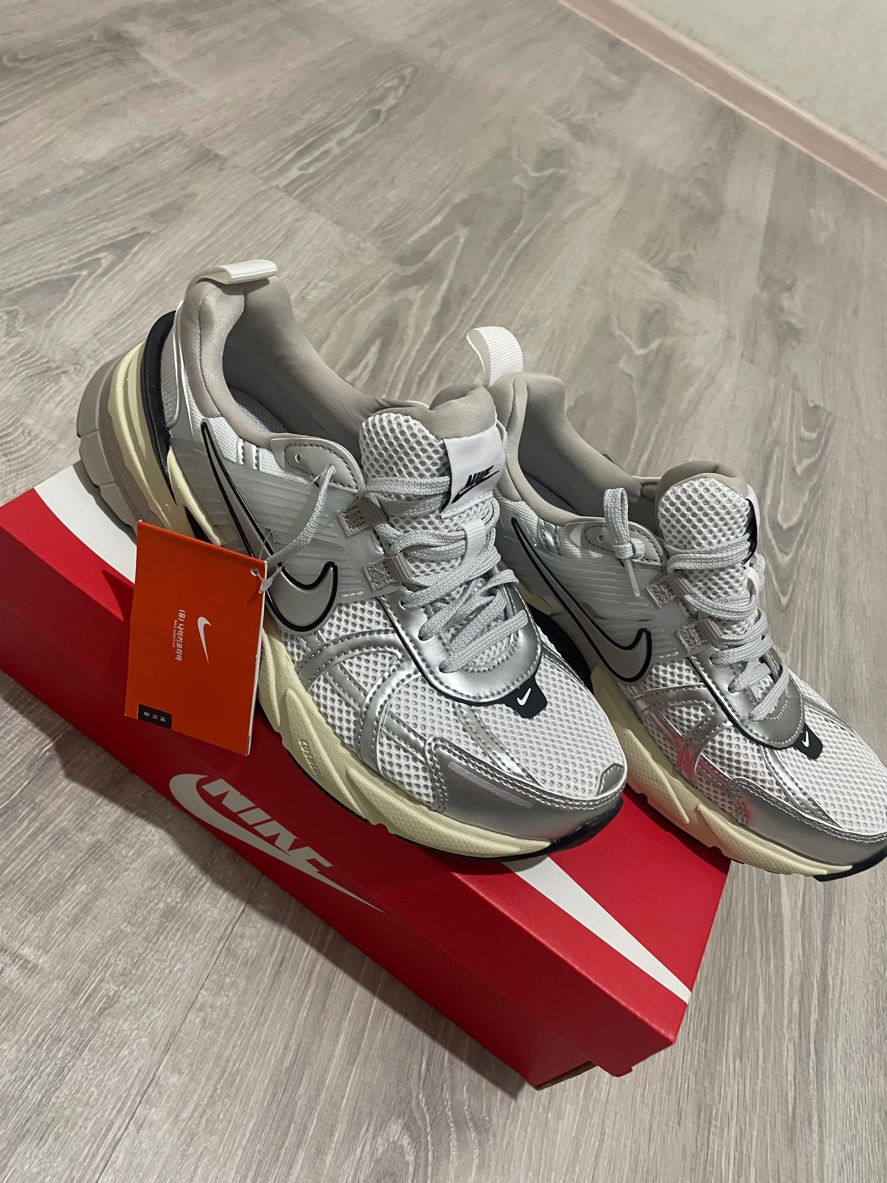 Продам женские Кроссовки Nike V2K Run