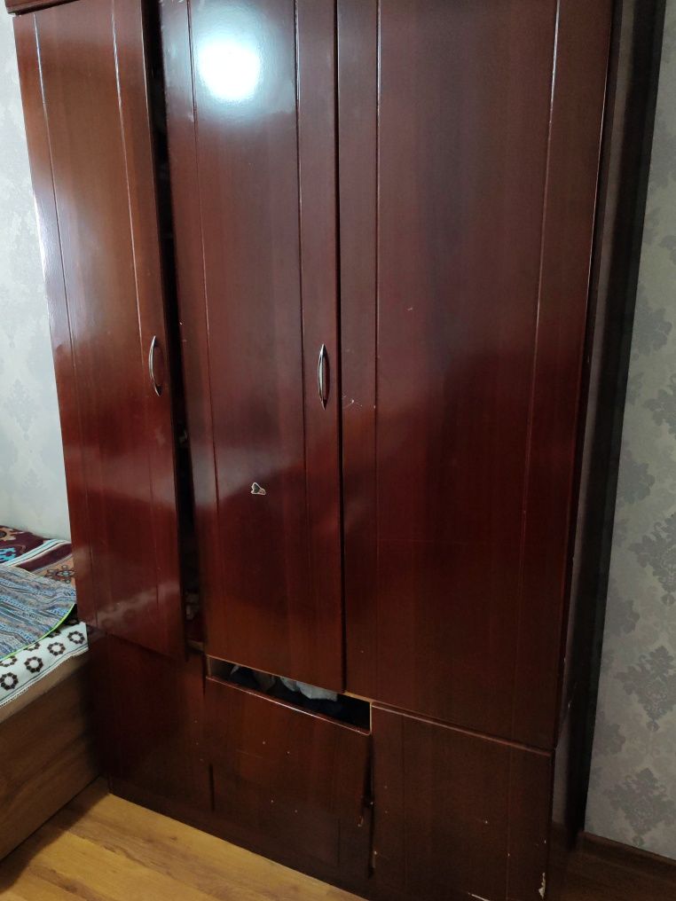 Продам диван с креслом, шкаф.