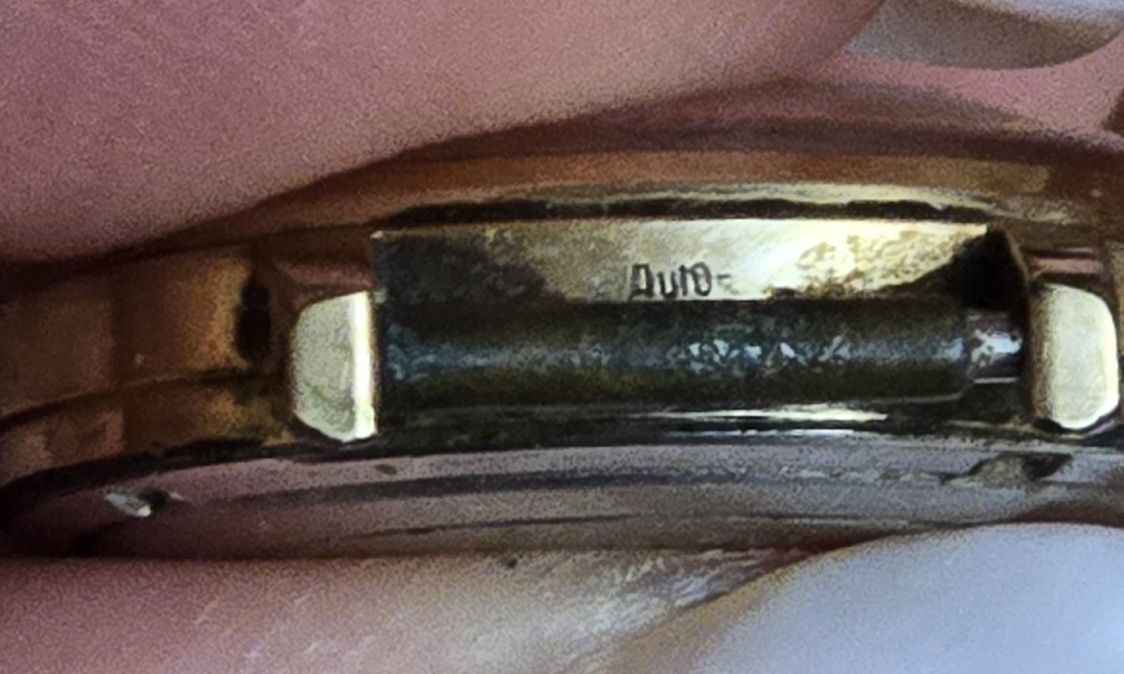 Продам  женские  маленькие винтажный часы "Slava"