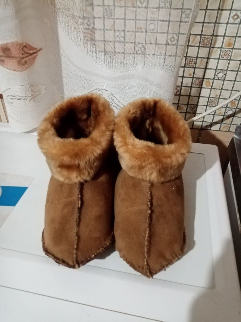 Продам тёплые меховые, новые чуни, размер 41. сапожки, новые, размер.