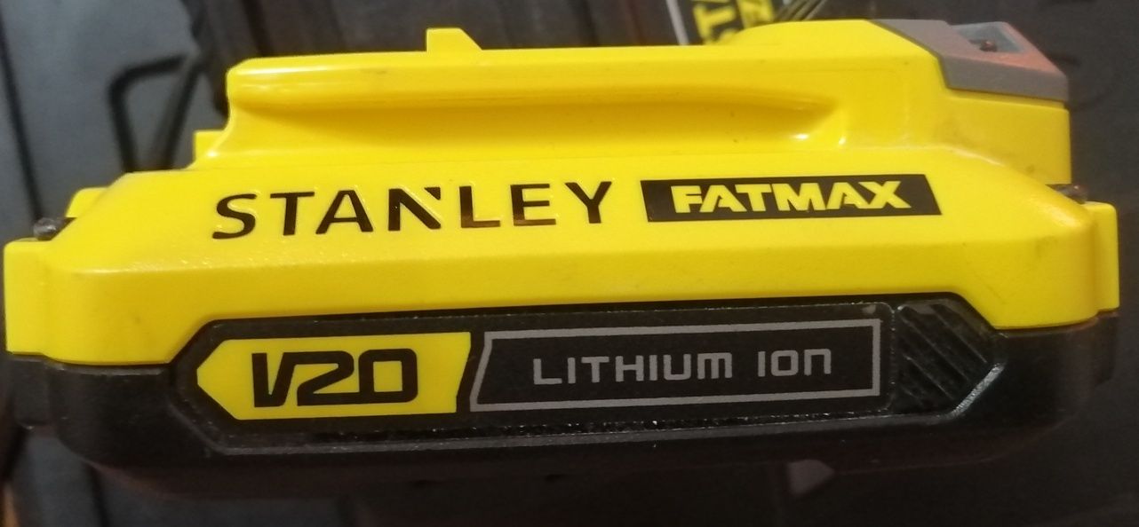 Продам STANLEY FATMAX зарядное устройство и аккомулятор.
