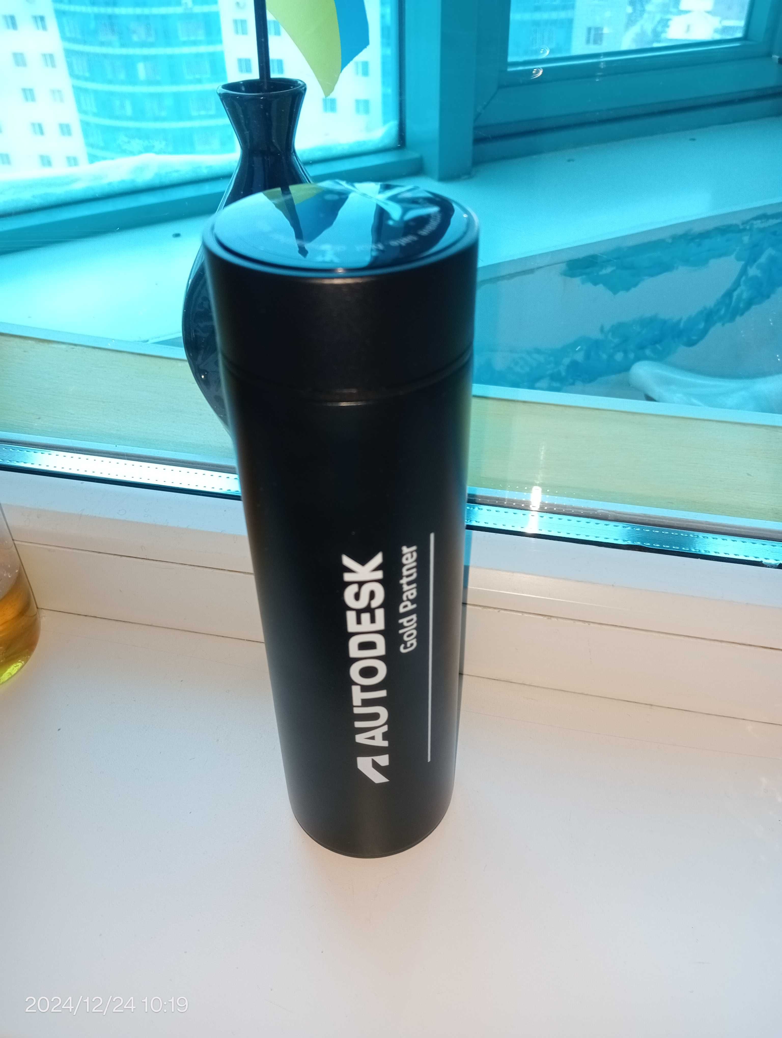 Термос Autodesk gold partner c датчиком и LED дисплеем 500м новый