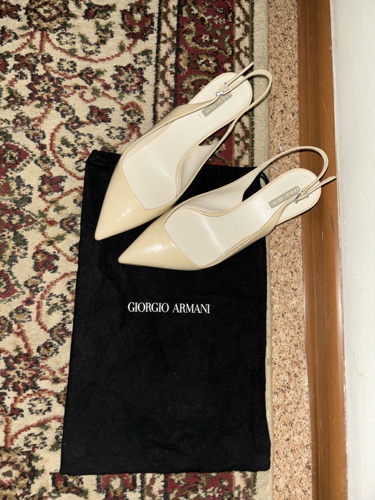 Лакированные лодочки с открытой пяткой от бренда ARMANI