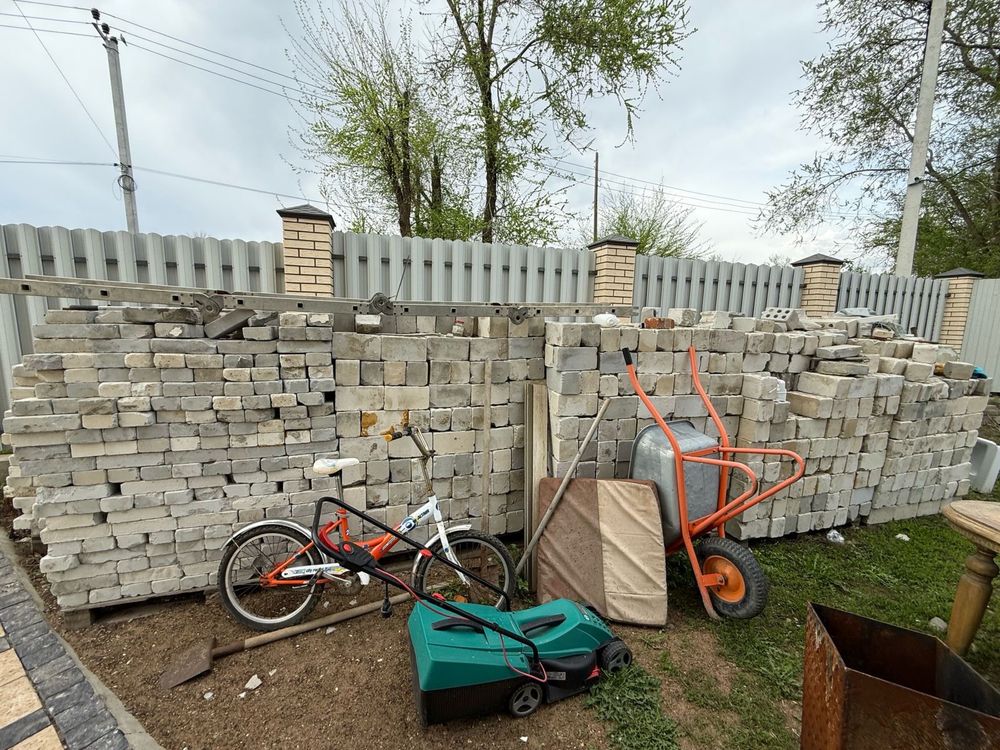 Продам кирпичи, белые, есть пустотелые