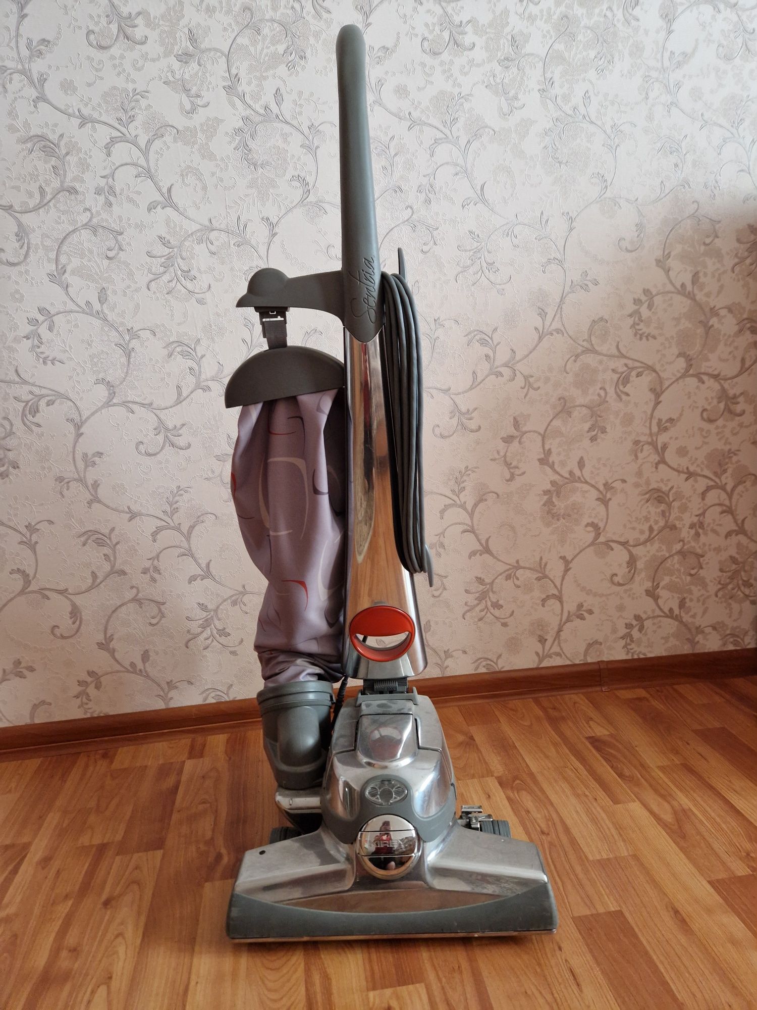 Пылесос Кирби, принтер Canon, тумба под ТВ