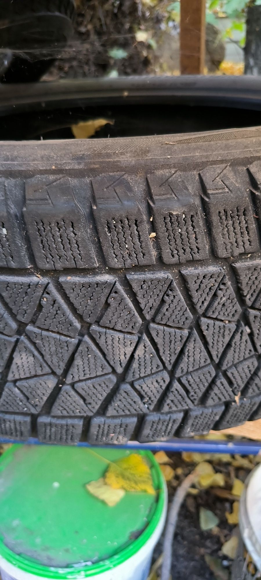 Продам комплект зимней шины Bridgestone 235/55/R19