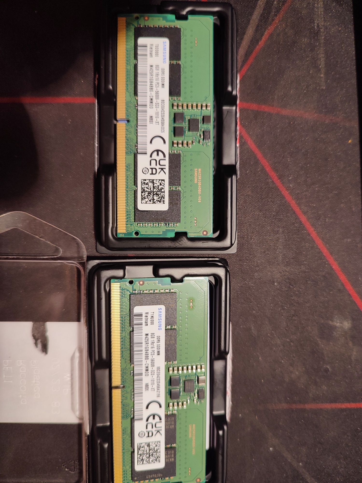 Продам 2 новые планки памяти по 8гб каждая Samsung DDR5 sodimm