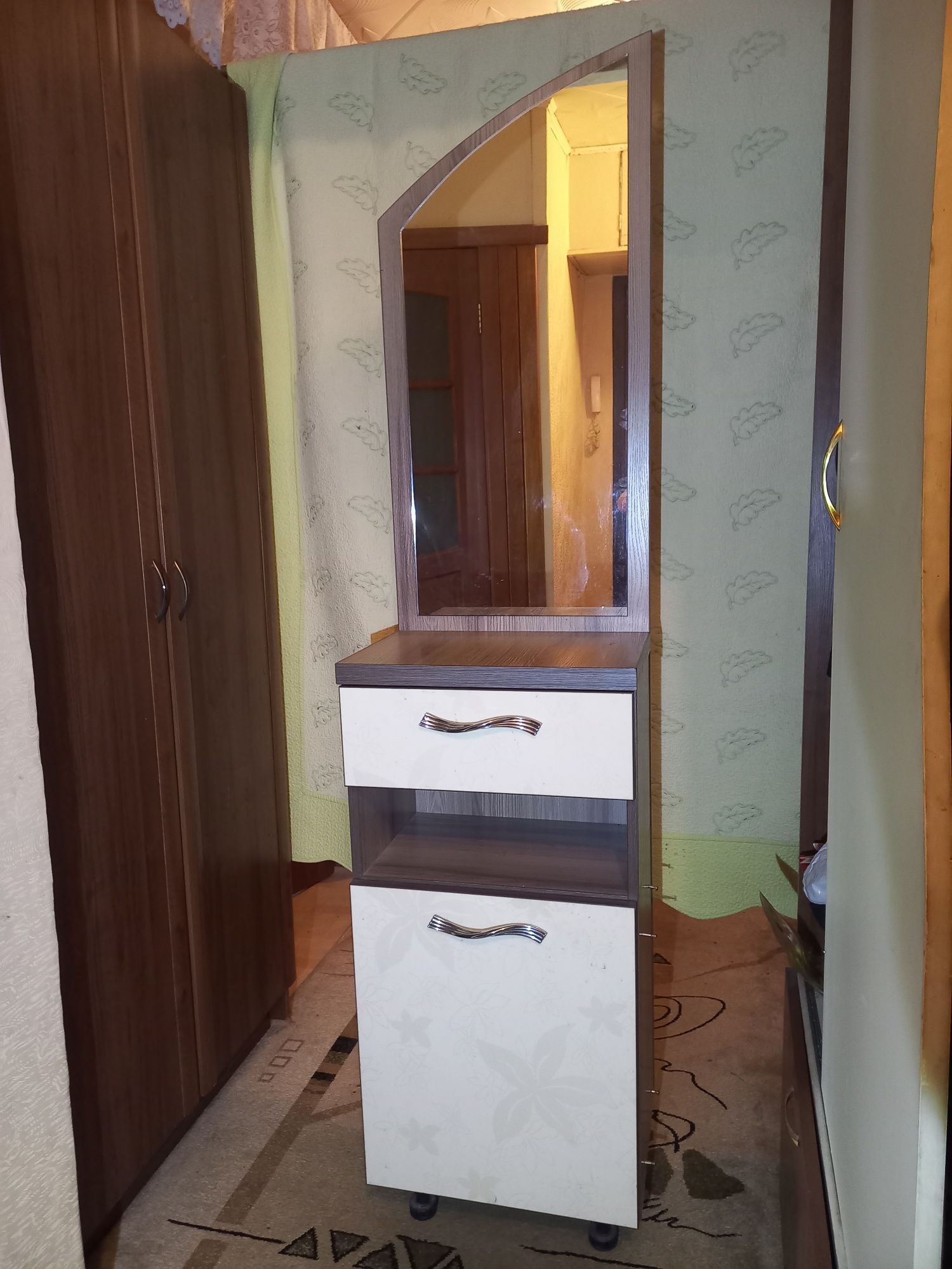 тумбочка с зеркалом