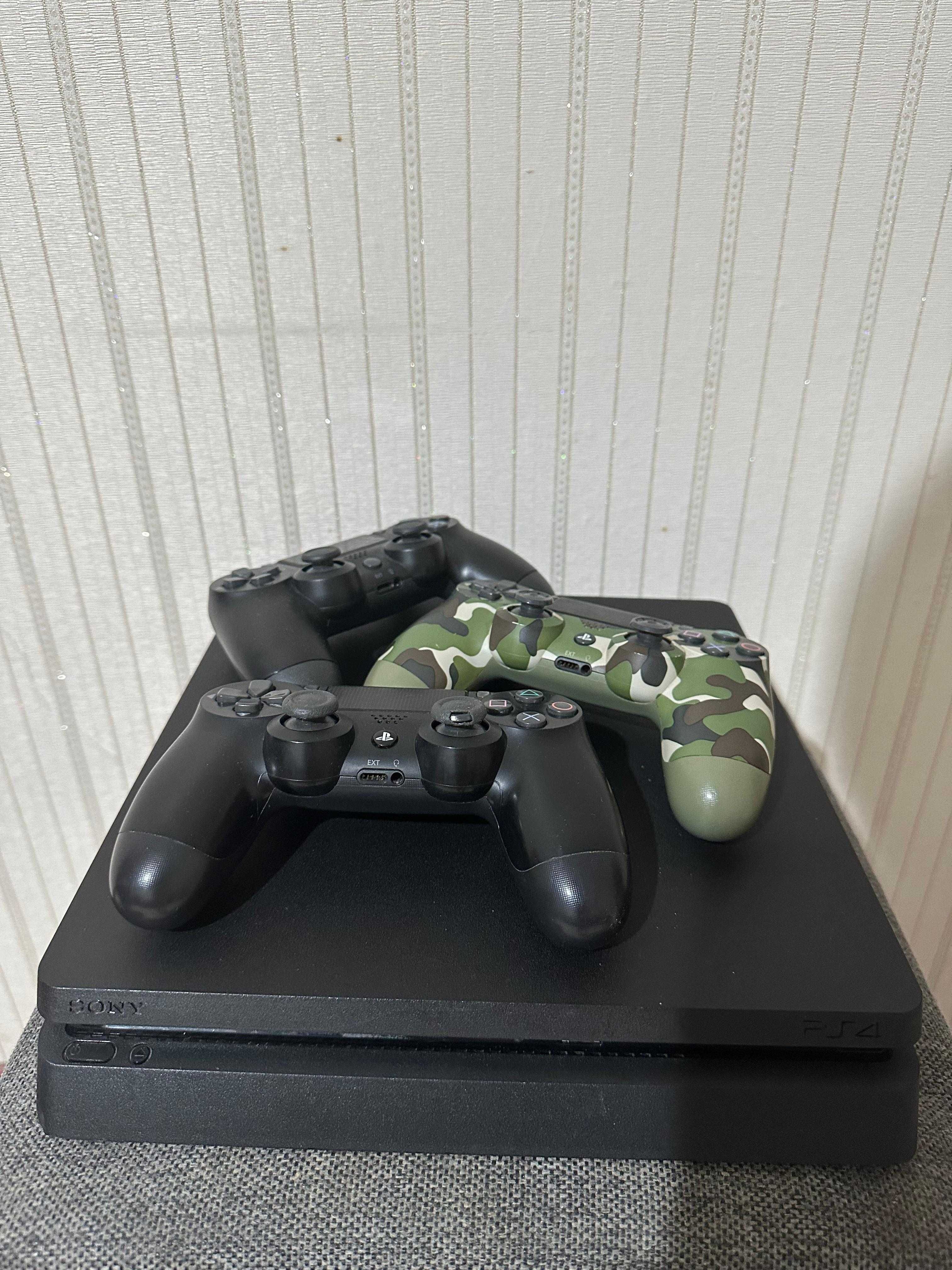 Sony PlayStation 4 Slim.