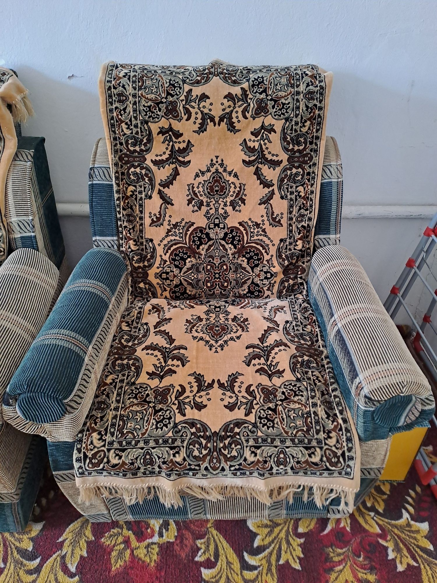 Продам диван с креслом