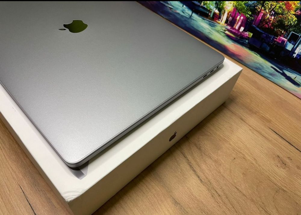 Macbook PRO 16 2019 RAM 64 GB Video 8 GB SSD 4 TB