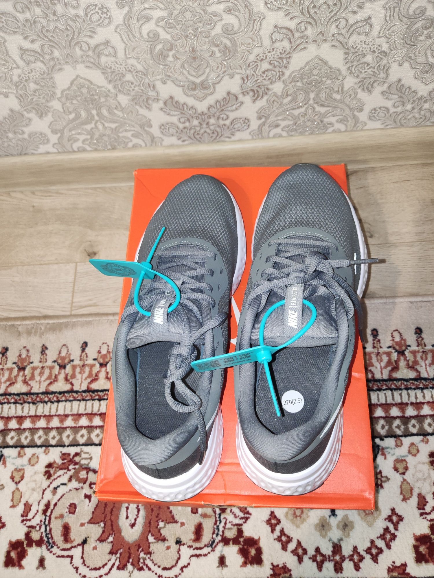 Распродажа Nike revolution 5 размеры 40 / 40.5 / 41  Найки оригинал