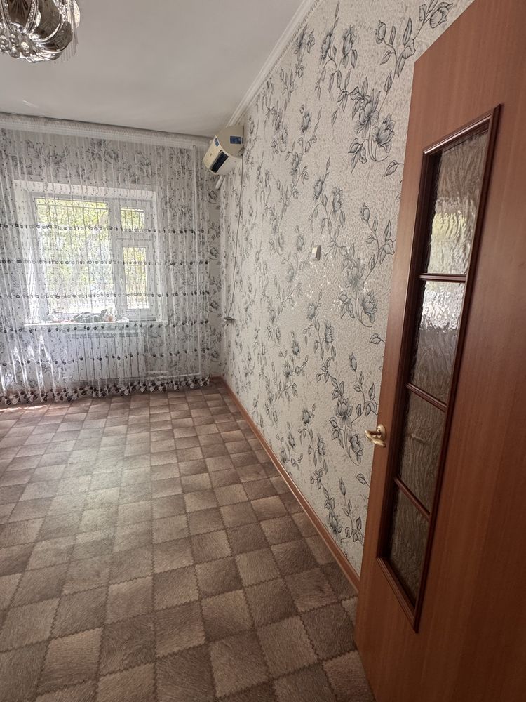 Продам 4-х комнатную квартиру в центре города