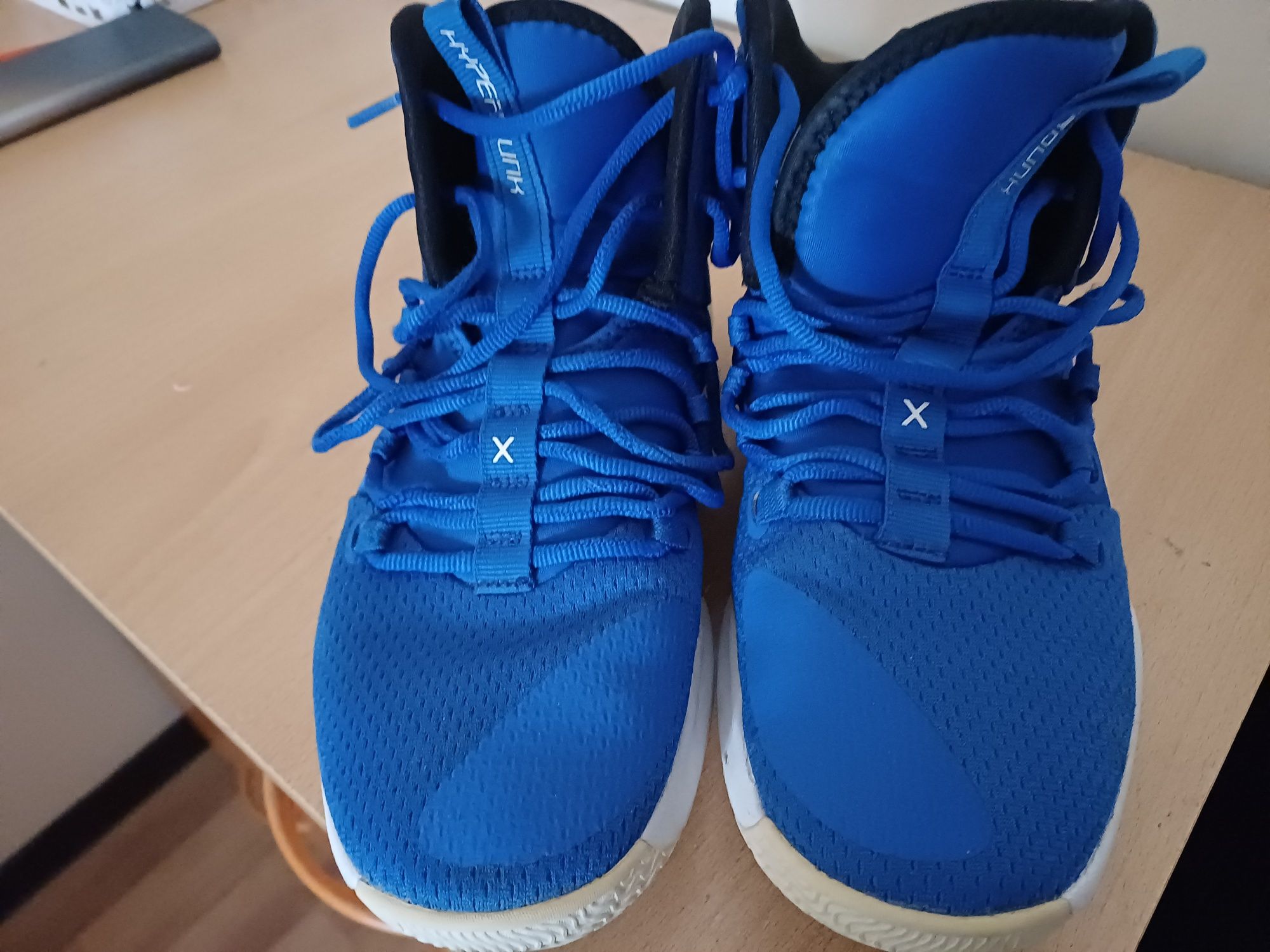 Продам кроссовки  40р