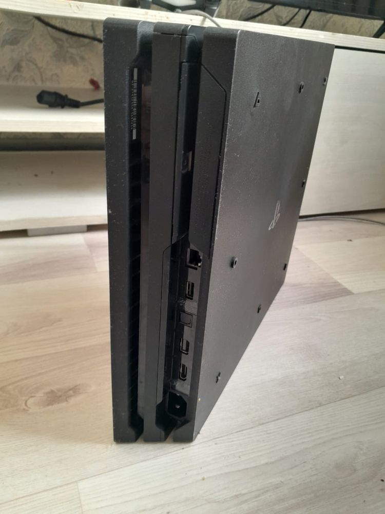 Продается Playstation 4 PRO