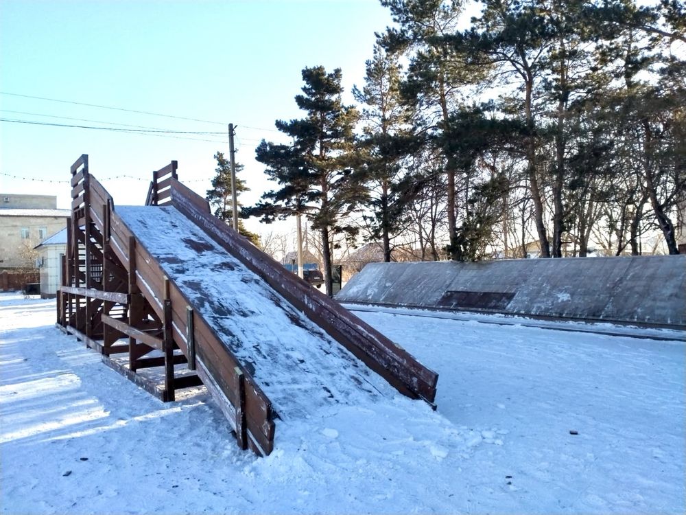 Детская горка деревянная зимняя заливная