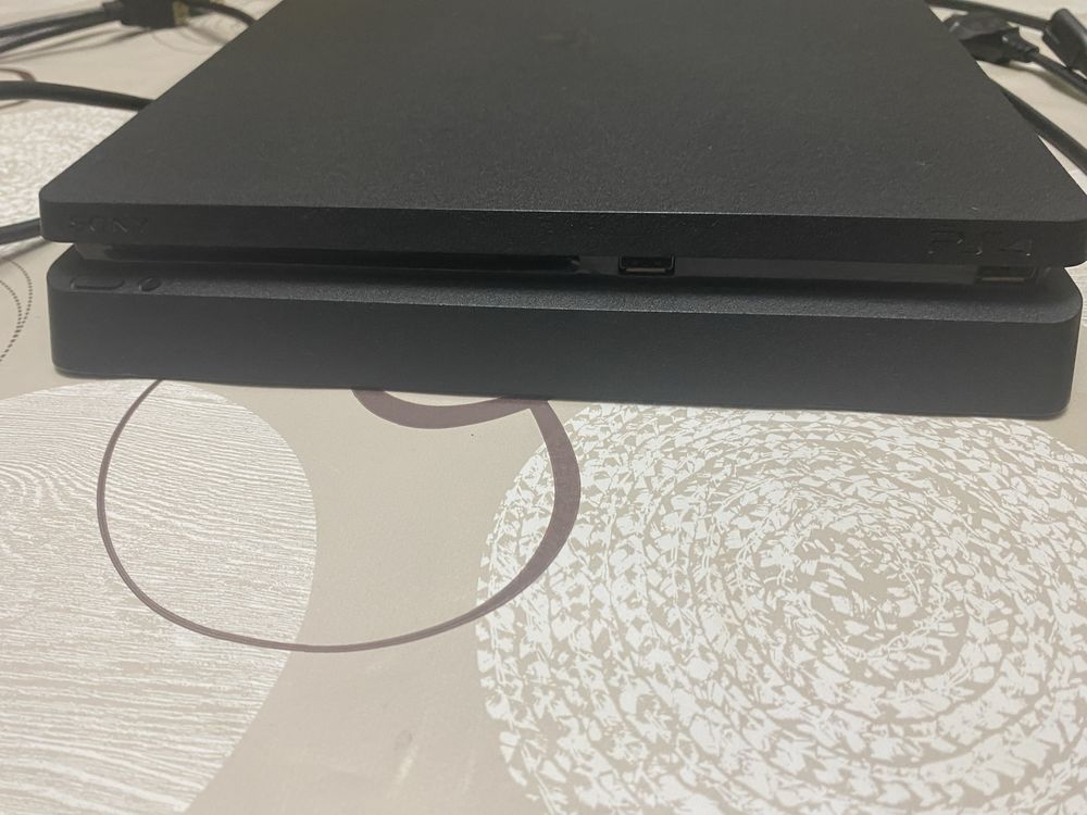 Продается игровая приставка (консоль)-PS4 Slim на 1Tb памяти