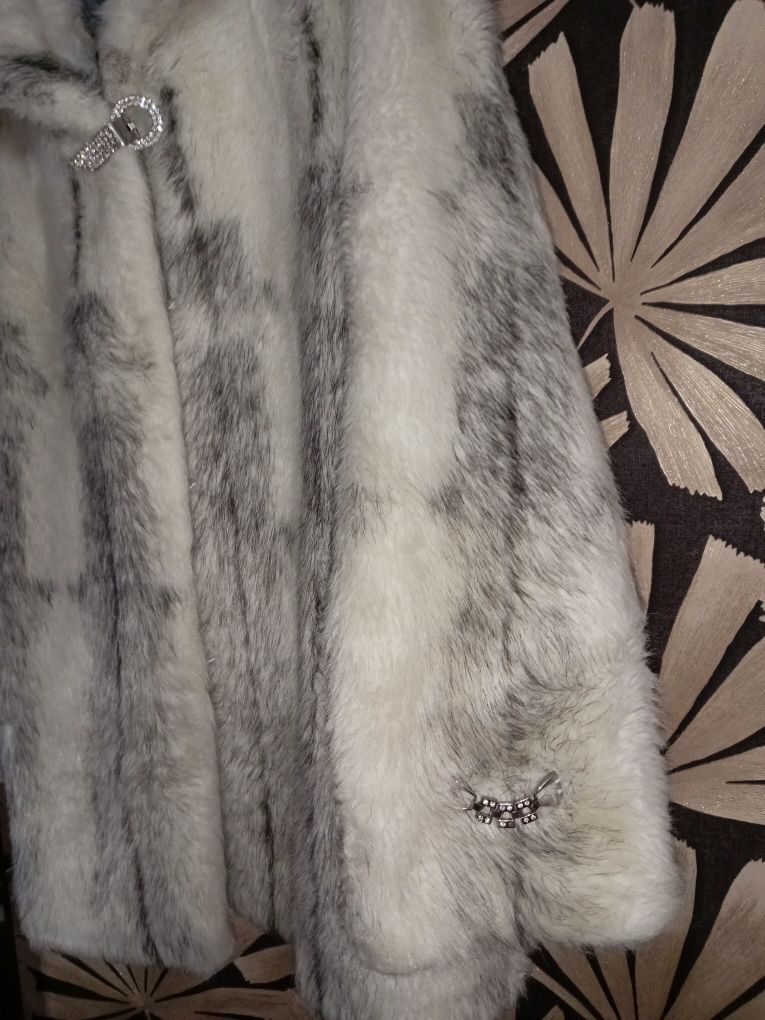 Продам 2  шубы женские.  48 - 50