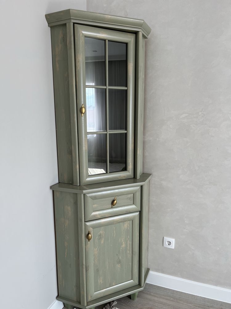 Продам диван с матрасом и серванты