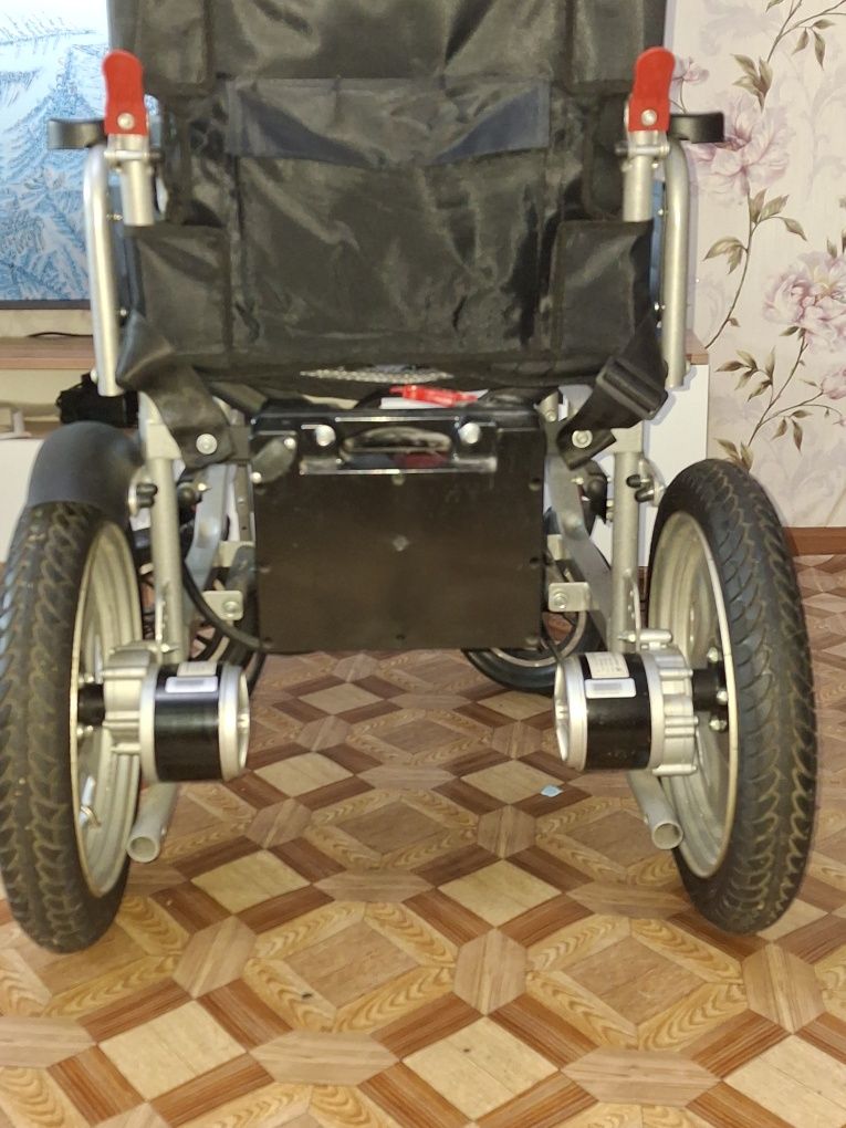 Коляску инвалидная с электропроводом в хорошем состоянии