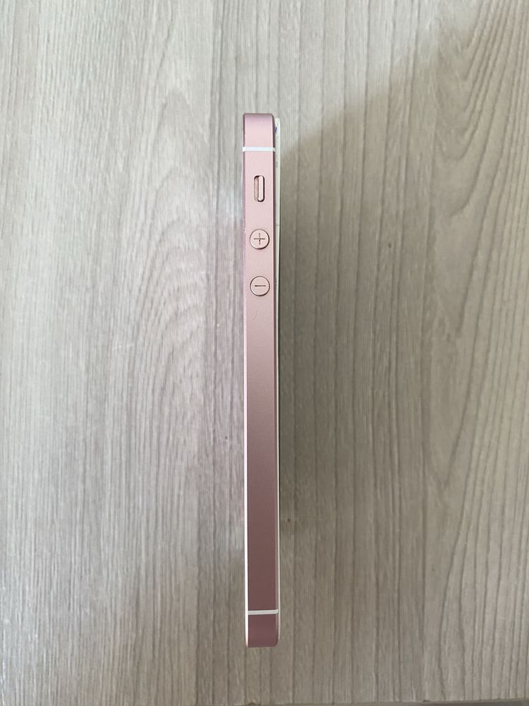 продаю iPhone SE 2016