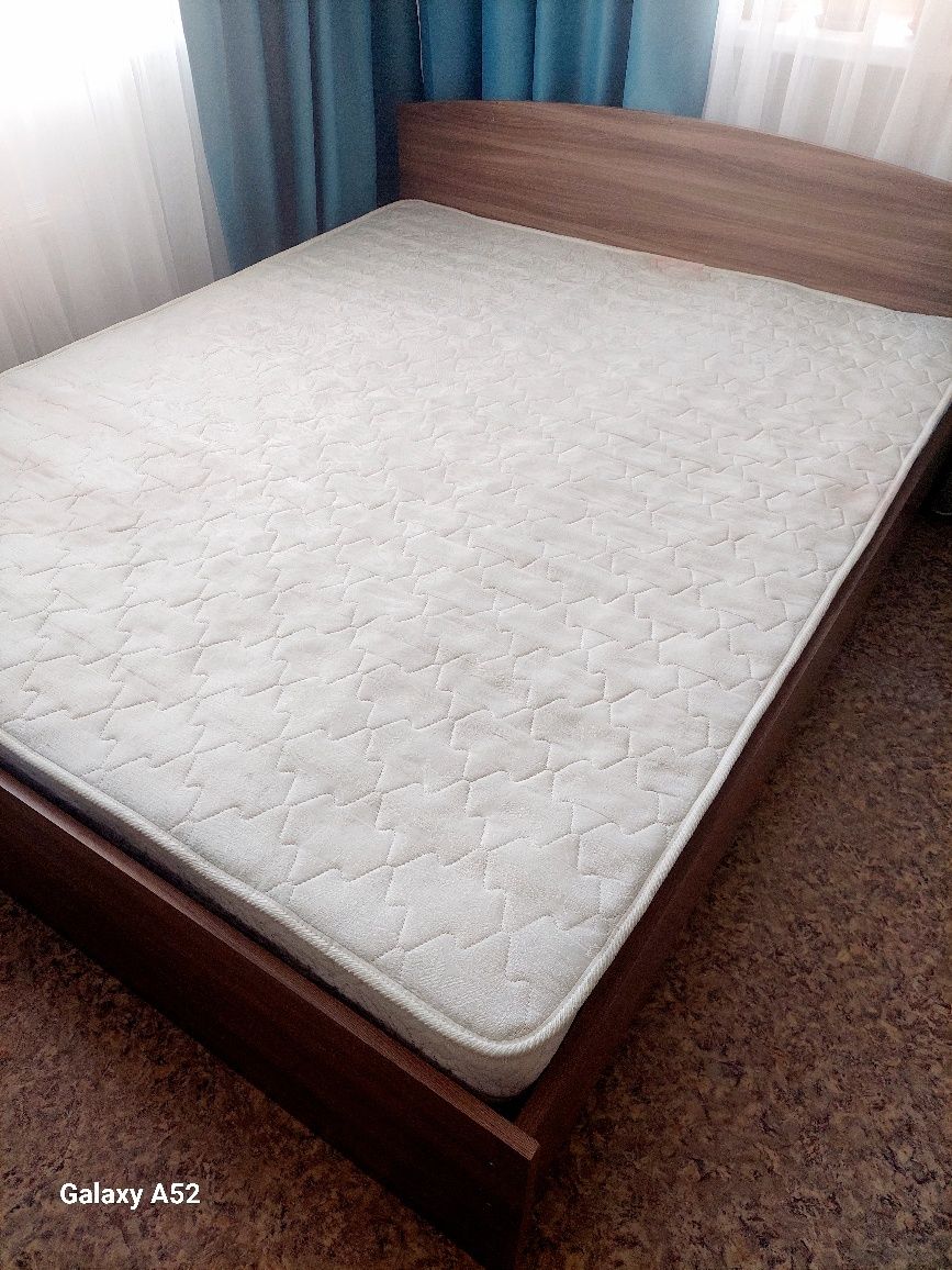 Продам 2х спальную кровать б/у