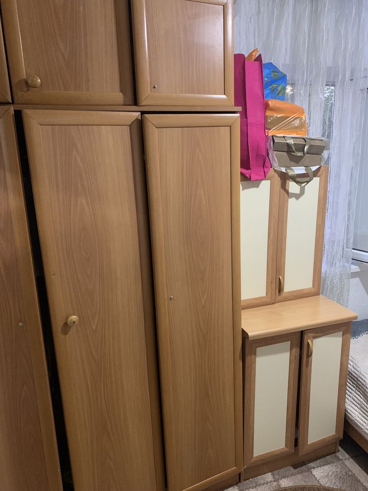 Продам шифоньер и компьютерный столик