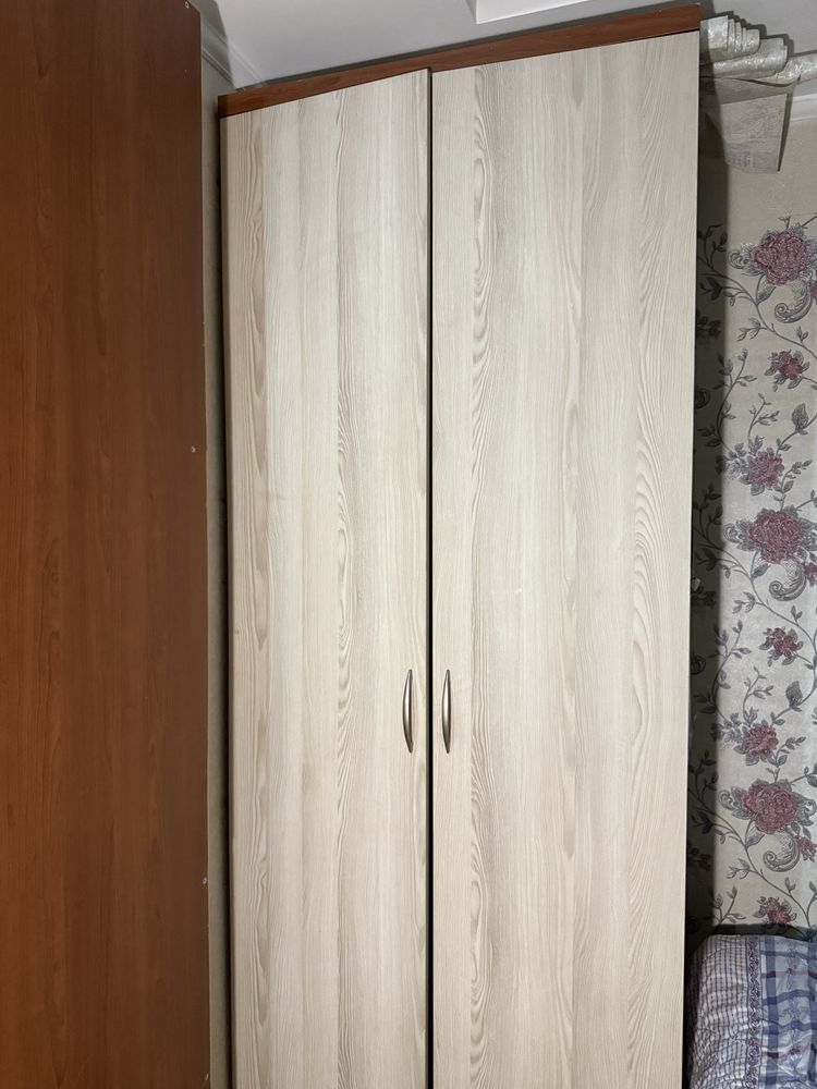Продам угловой шкаф и плательный шкаф