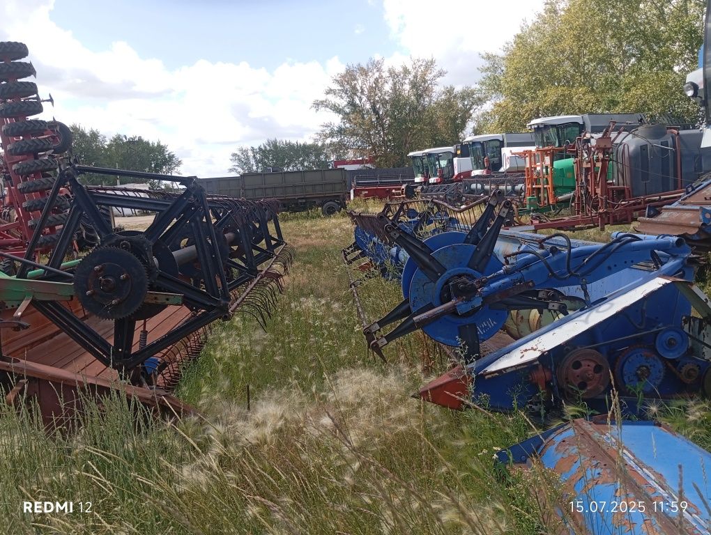 Продам комбайн находу три жатки примая свальная подборщик