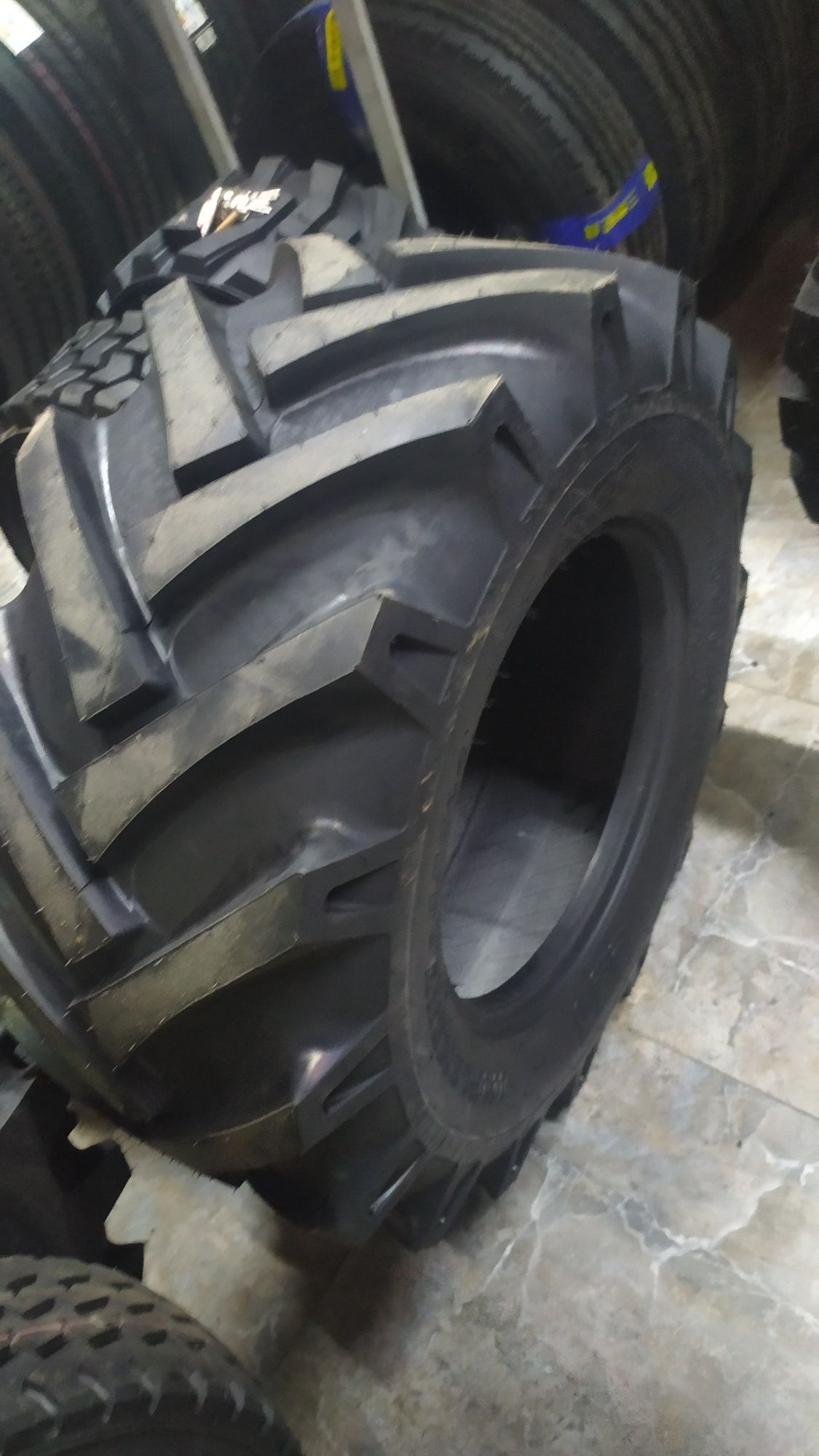 Шины на экскаватор погрузчик  405/70-20 , 12.5-20 , 16.0/70-20