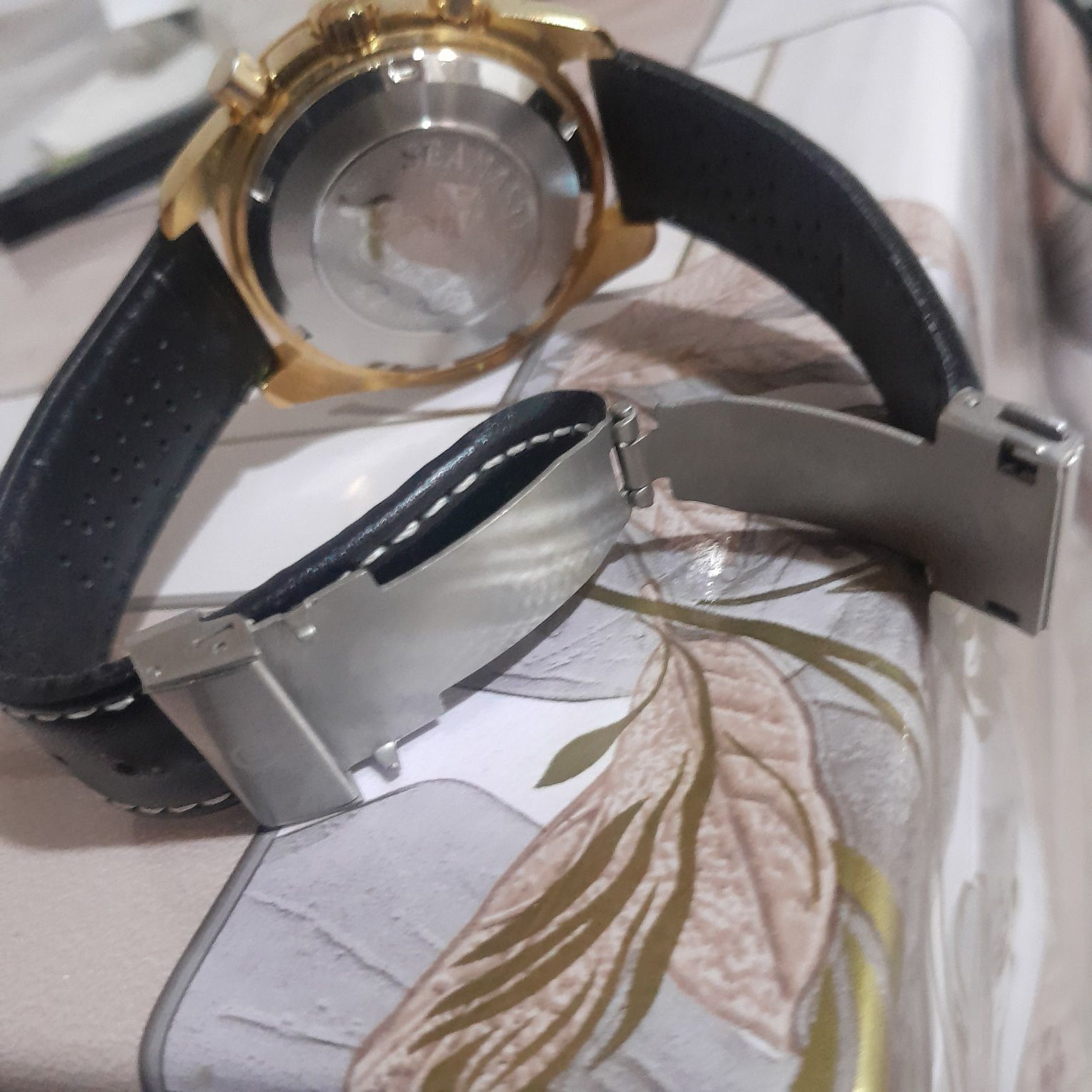 Часы OMEGA золотистого цвета