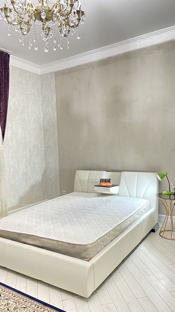 Двухместная кровать с раскладным столиком цвета ivory из эко-кожи.