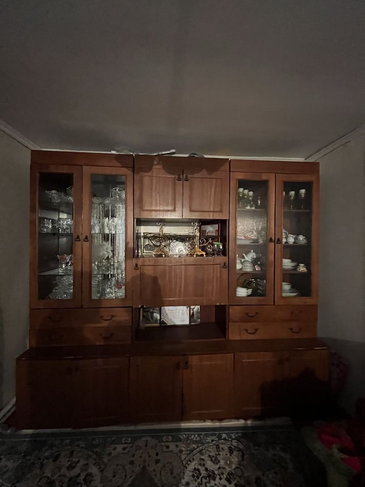 Стенка из натурального дерева