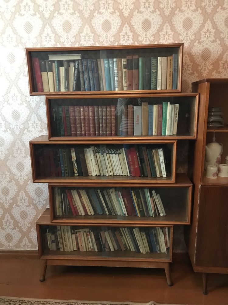 Продаю книжные полки бу в отл. сост. Чехословакия натур. дерево 5 штук