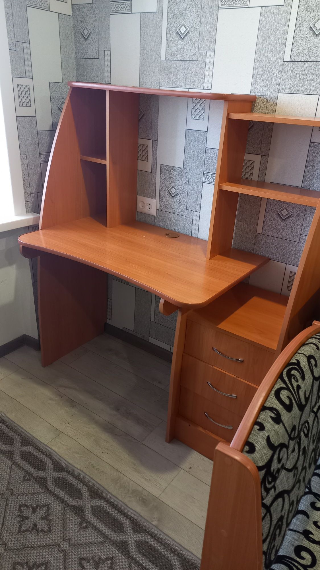 Продам стол компьютерный и кресло